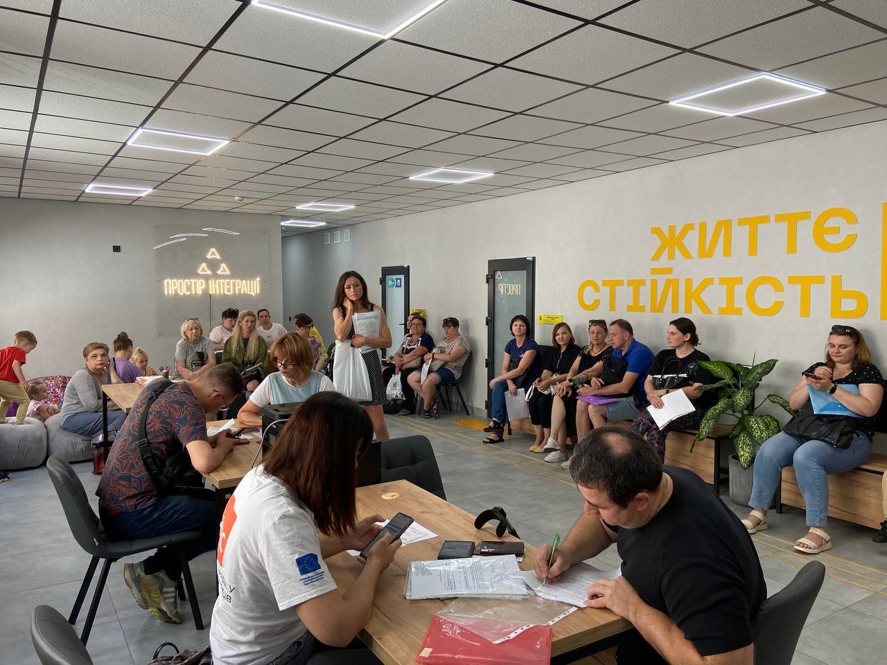 Люди заповнюють документи в у Просторі Інтеграції