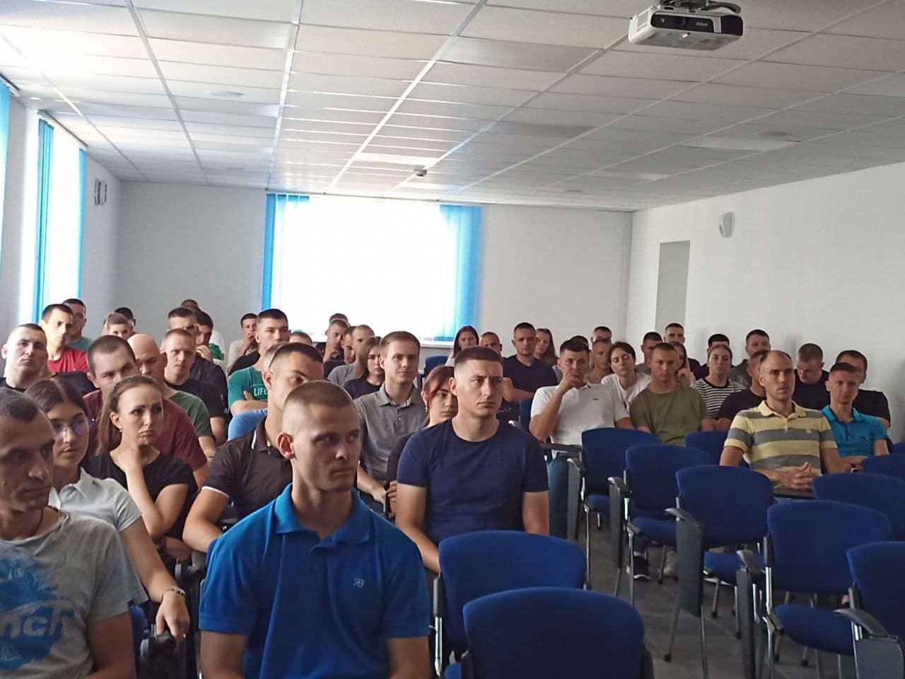 Випускники академії на занятті