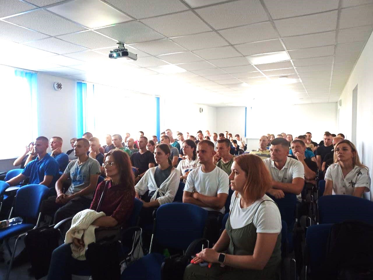 Випускники академії на занятті