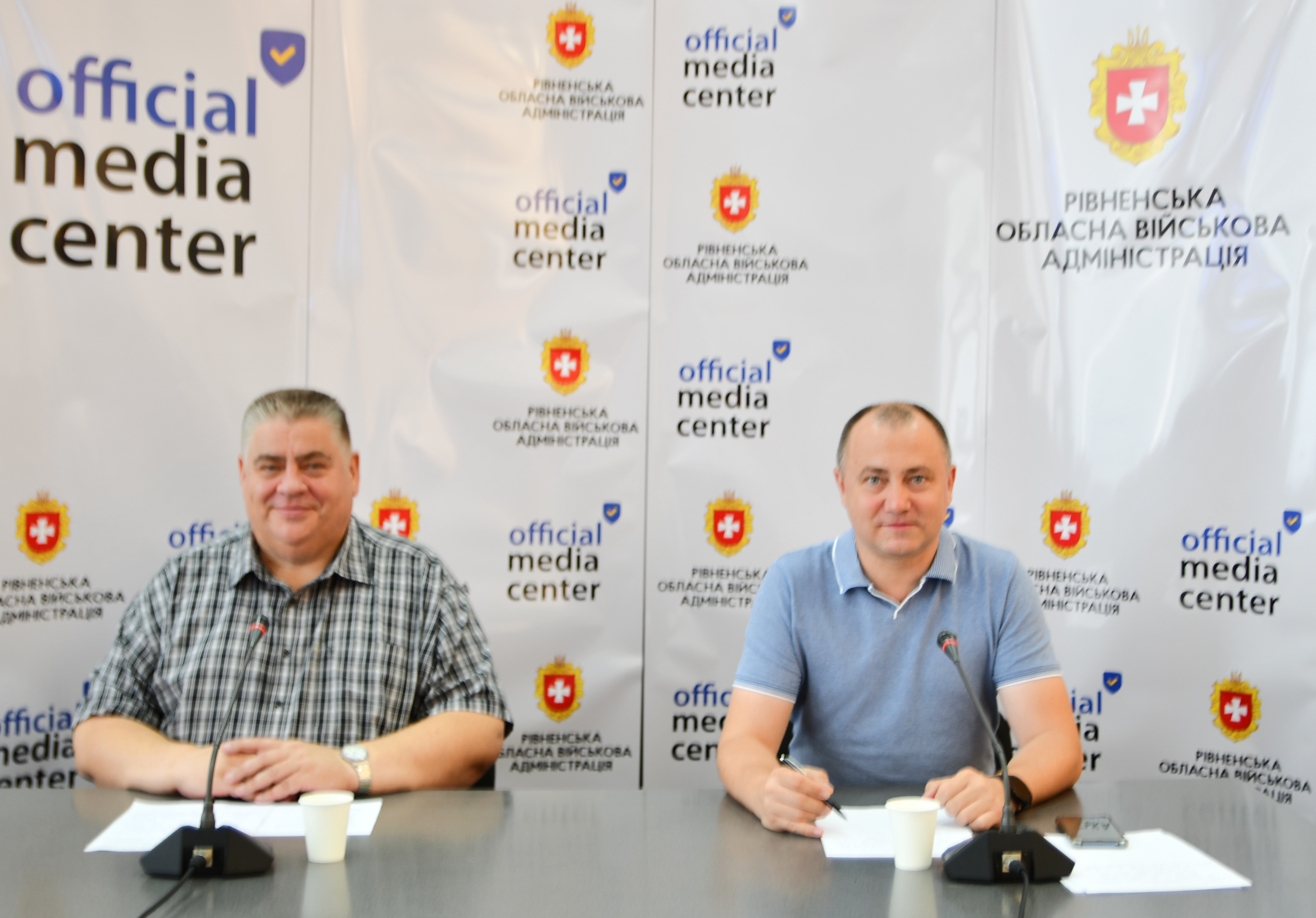 Начальник Управління у справах молоді та спорту ОДА Віталій Ліпський та радник голови ОДА Сергій Татаренко під час брифінгу в Рівненській ОДА.