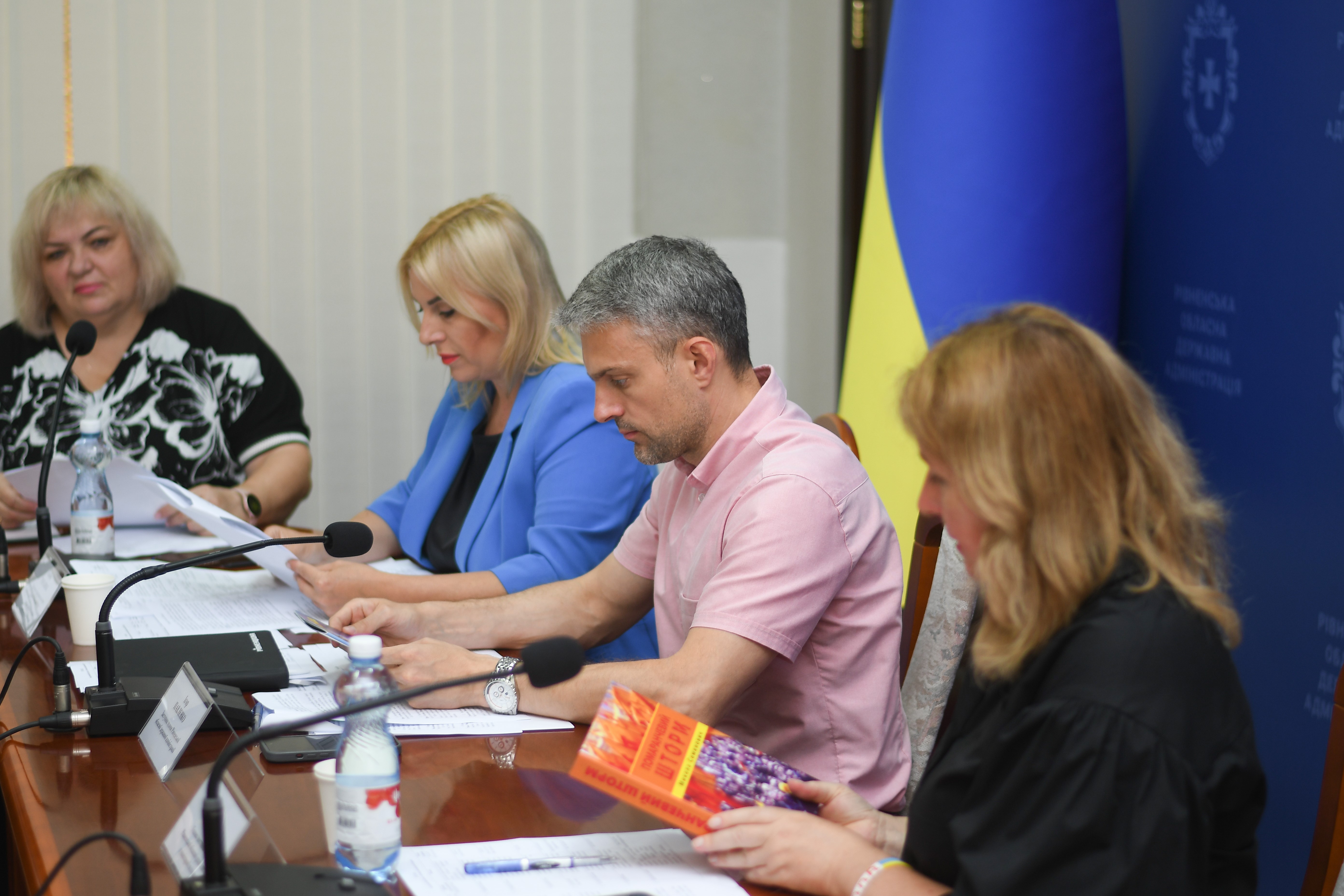 Перегляд книг-претендентів членами комісії