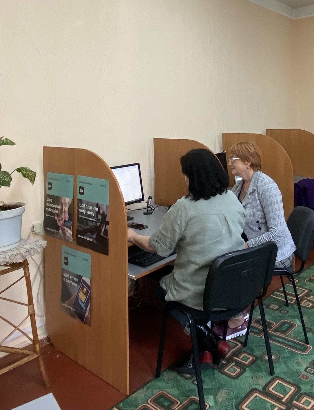 Дві жінки користуються комп'ютером