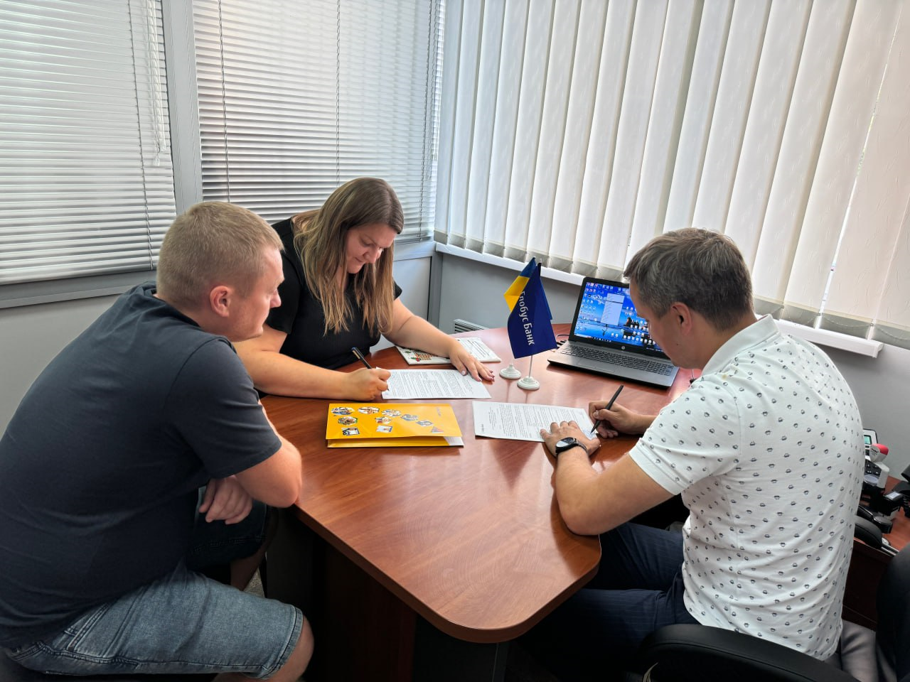 Жінка підписує договір пільгової програми на підтримку енергетики