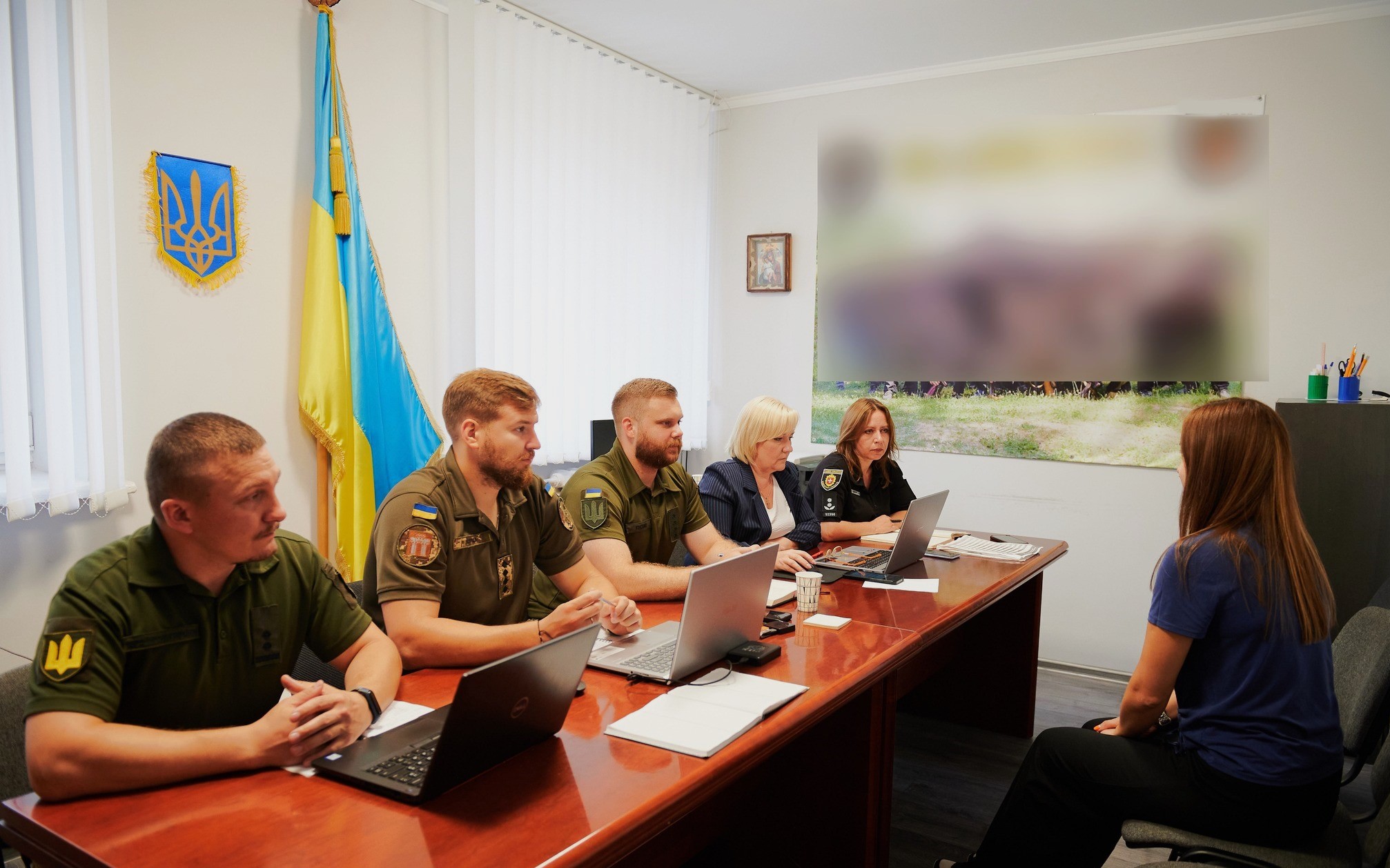Працівники Центру консультують громадянку, що звернулася за допомогою