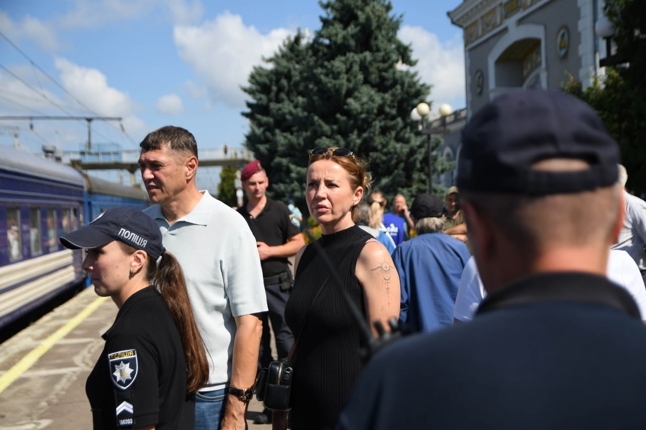 Перший заступник голови ОДА С.Подолін та начальниця Головного управління Нацсоцслужби у Рівненській області Ю.Шигорева зустпічають ВПО з Донеччини на вокзалі в Рівному