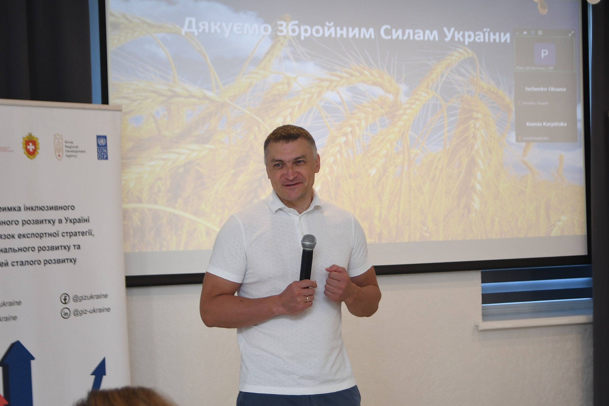 Заступник голови Рівненської ОДА О.Кохан звертається з вітальним словом до учасників заходу