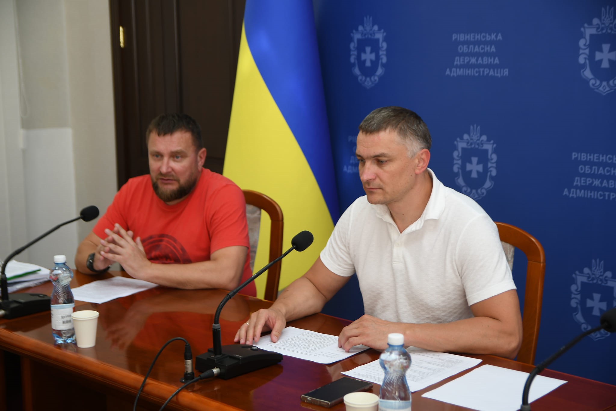 Заступник голови ОДА О.Кохан, директор департаменту екології та природних ресурсів ОДА В.Захарчук під час наради