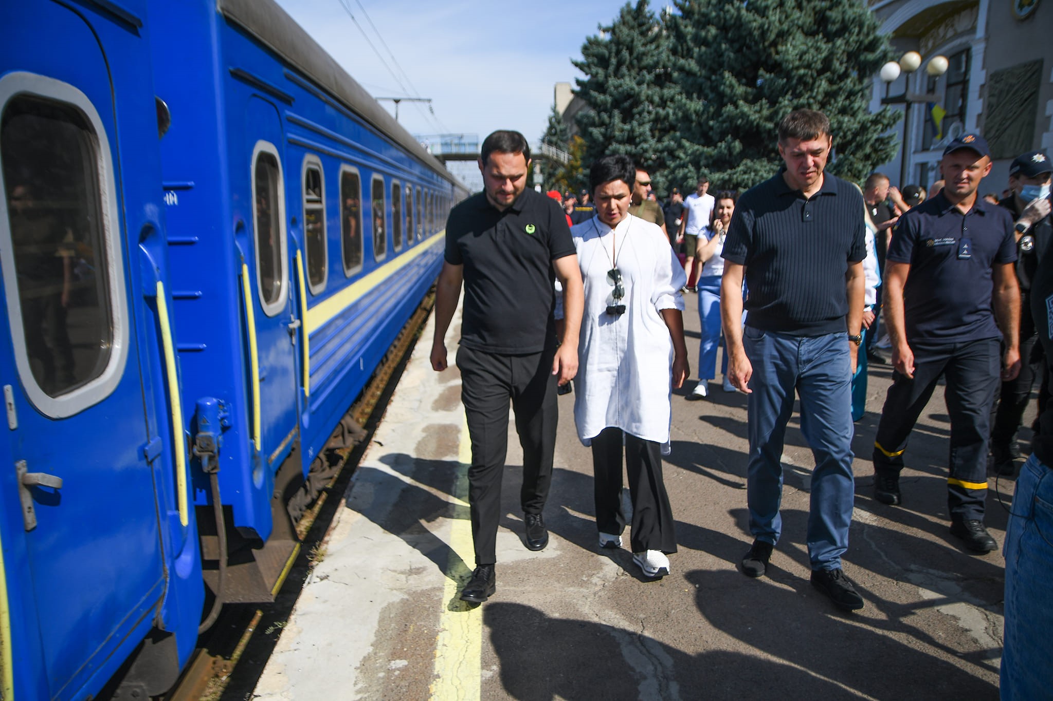 Керівництво ОДА зустрічає евакуаційний потяг з Донеччини
