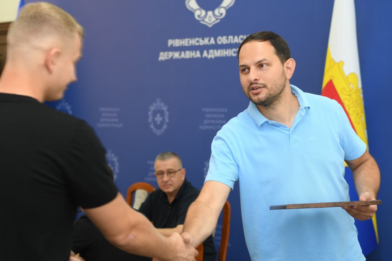 Начальник Рівненської ОВА О.Коваль вручає відзнаки