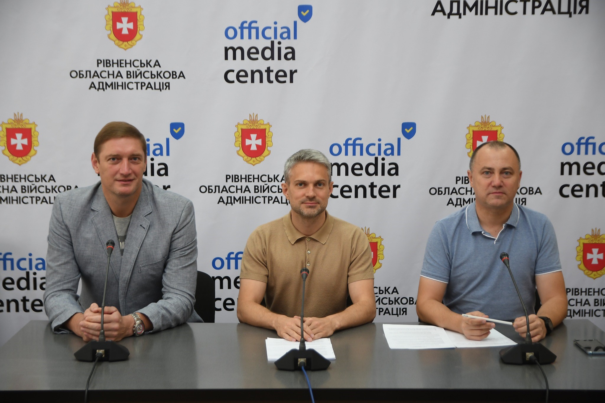 Спікери брифінгу: заступник голови РівнеОДА Ігор Павленко та віцепрезидент Федерації баскетболу України, президент БК «Рівне» Сергій Ліщук, модератор брифінгу, радник голови ОДА С.Татаренко на фоні банера пресцентру Рівненської ОДА