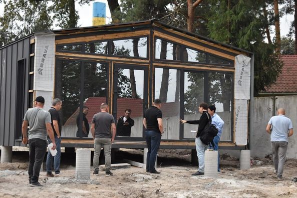 Керівництво Рівненської  ОДА інспектує будівництво модульних будинків