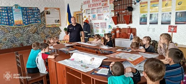 Діти на занятті в класі безпеки