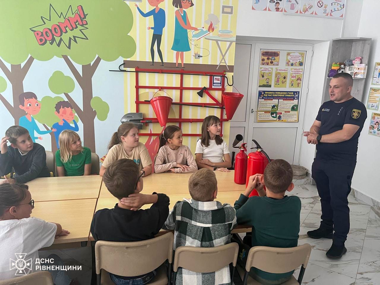 Діти на занятті в класі безпеки