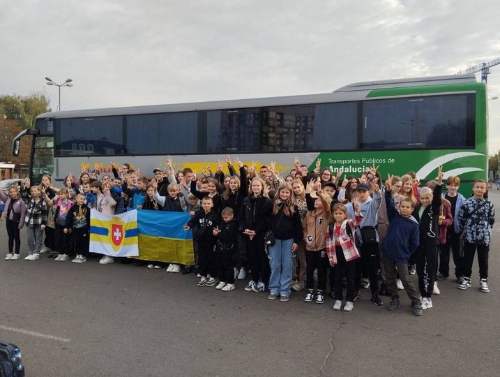 Діти з Рівненщини, які відправились на оздоровлення до Артеку, стоять біля автобуса