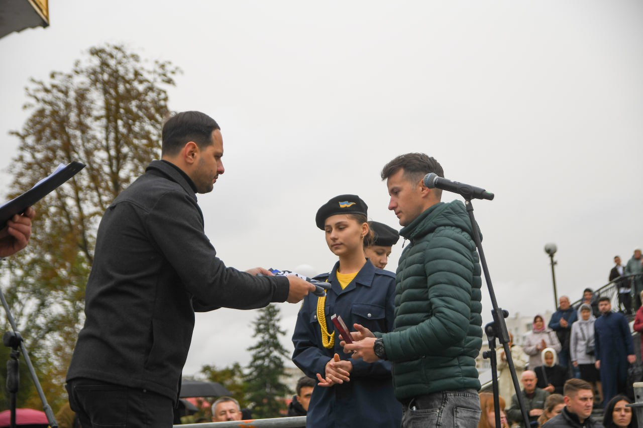 Олександр Коваль нагороджує Михайла Коркішку