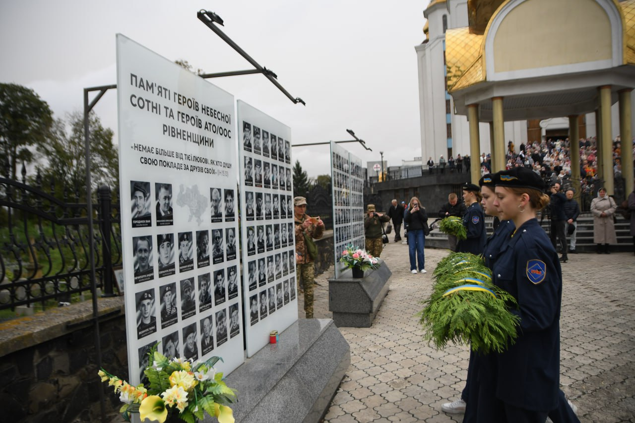 портрети загиблих воїнів на території Свято-Покровського собору