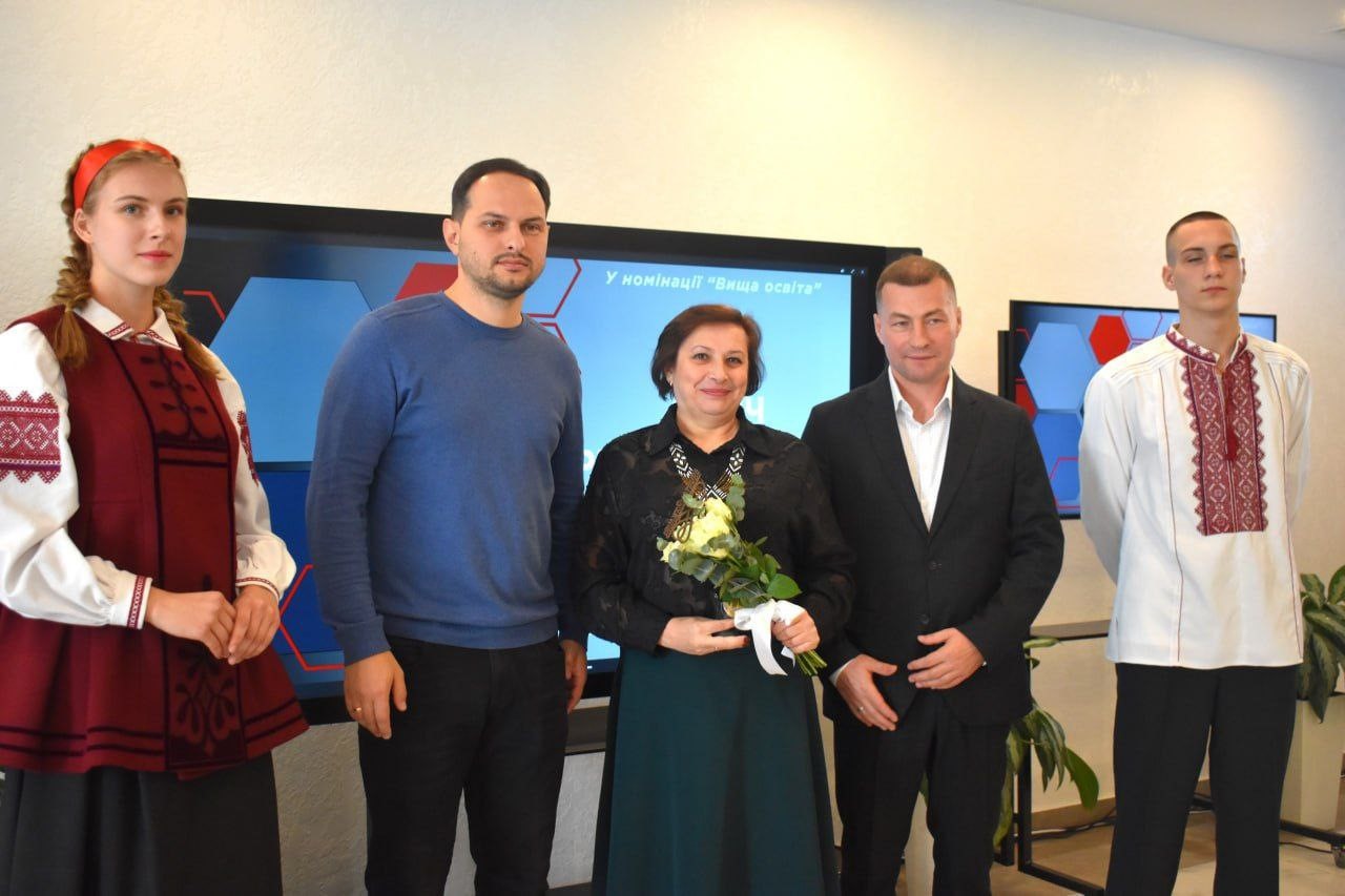 На Рівненщині нагородами та преміями відзначили кращих освітян