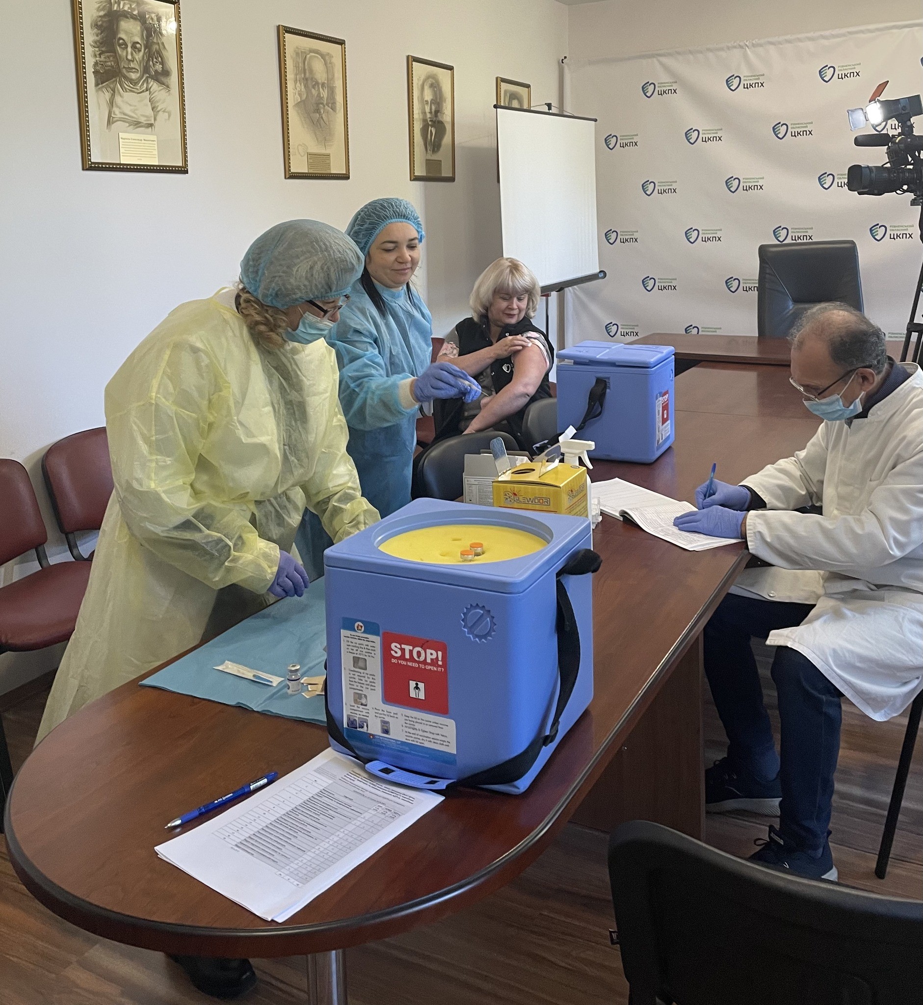 Мобільна бригада проводить ревакцинацію дорослого населення
