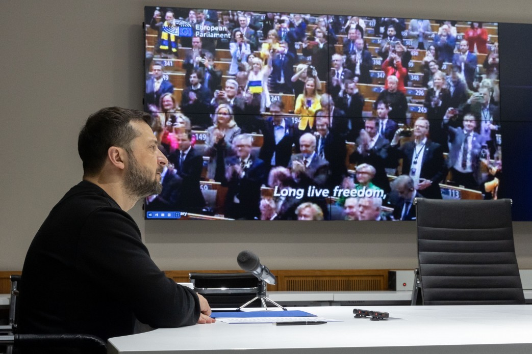 Президент України В.Зеленський під час звернення до учасників спеціальної сесії Європарламенту, присвяченої тисячі днів повномасштабної війни
