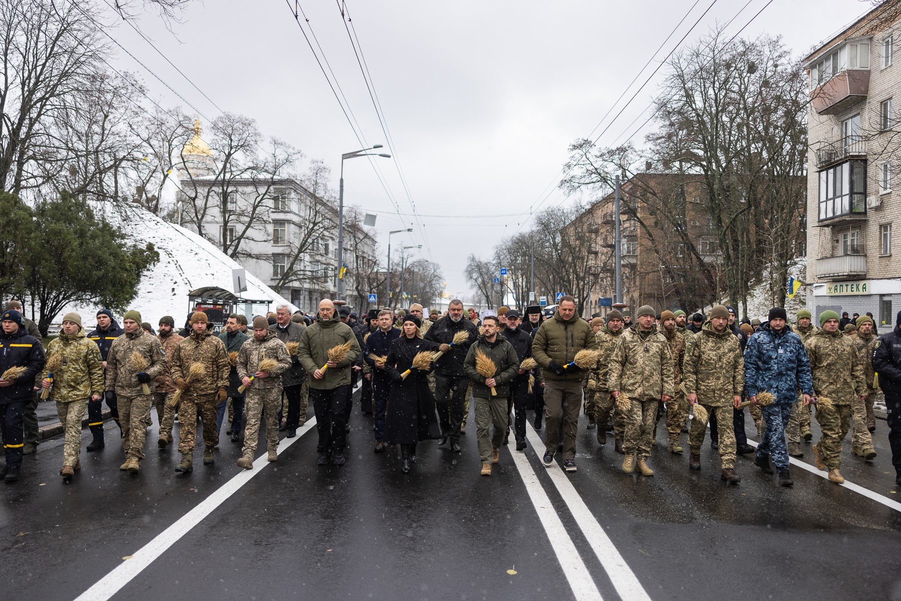 Президент та перша леді вшанували пам’ять жертв голодоморів в Україні