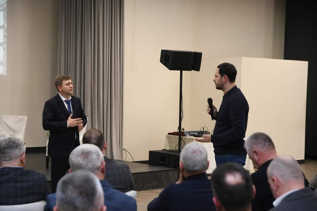 Міністр агрополітики України Віталій Коваль разом із очільником Рівненщини Олександром Ковалем вони взяли участь у засіданні Клубу Рівненського агробізнесу (КРАБ)