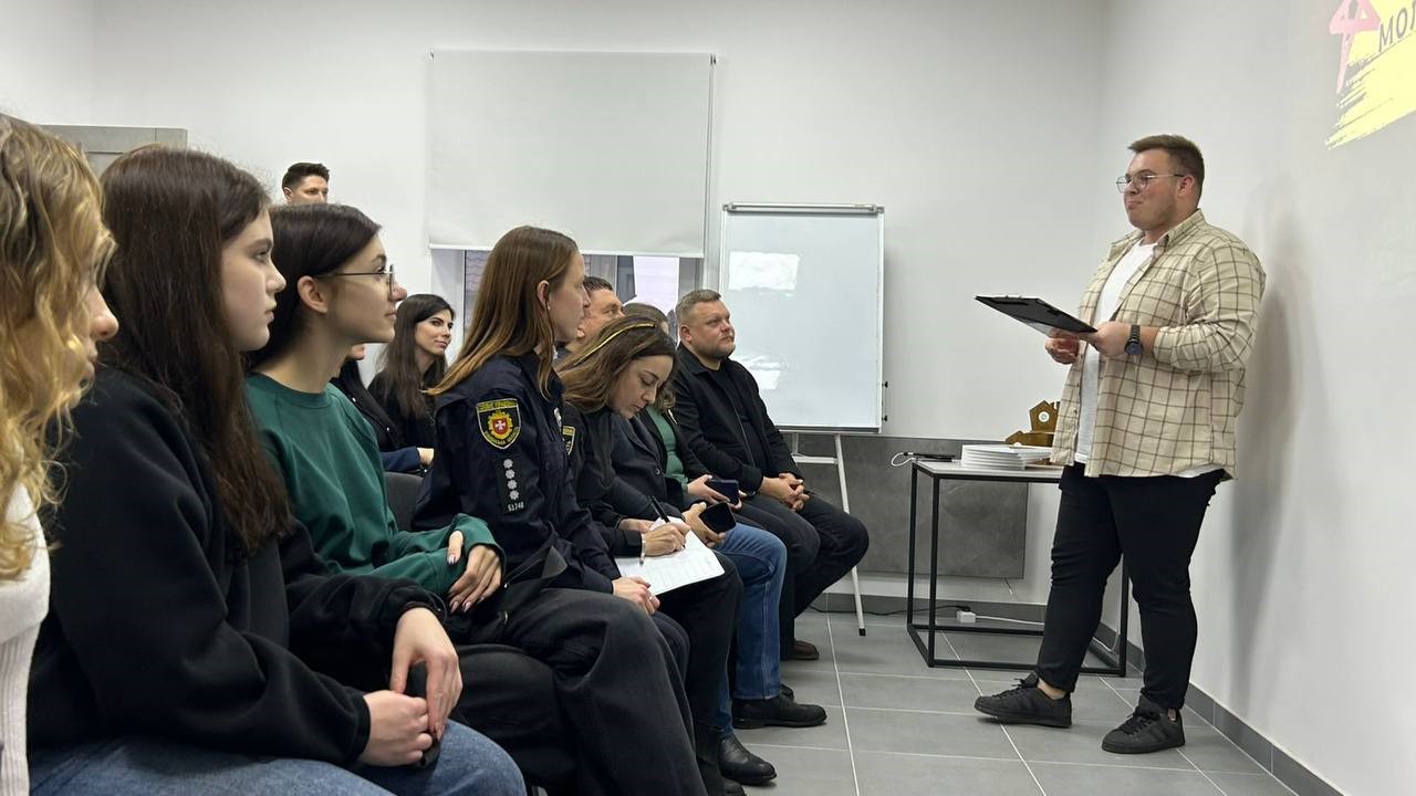 Учасники відкриття Молодіжного центру