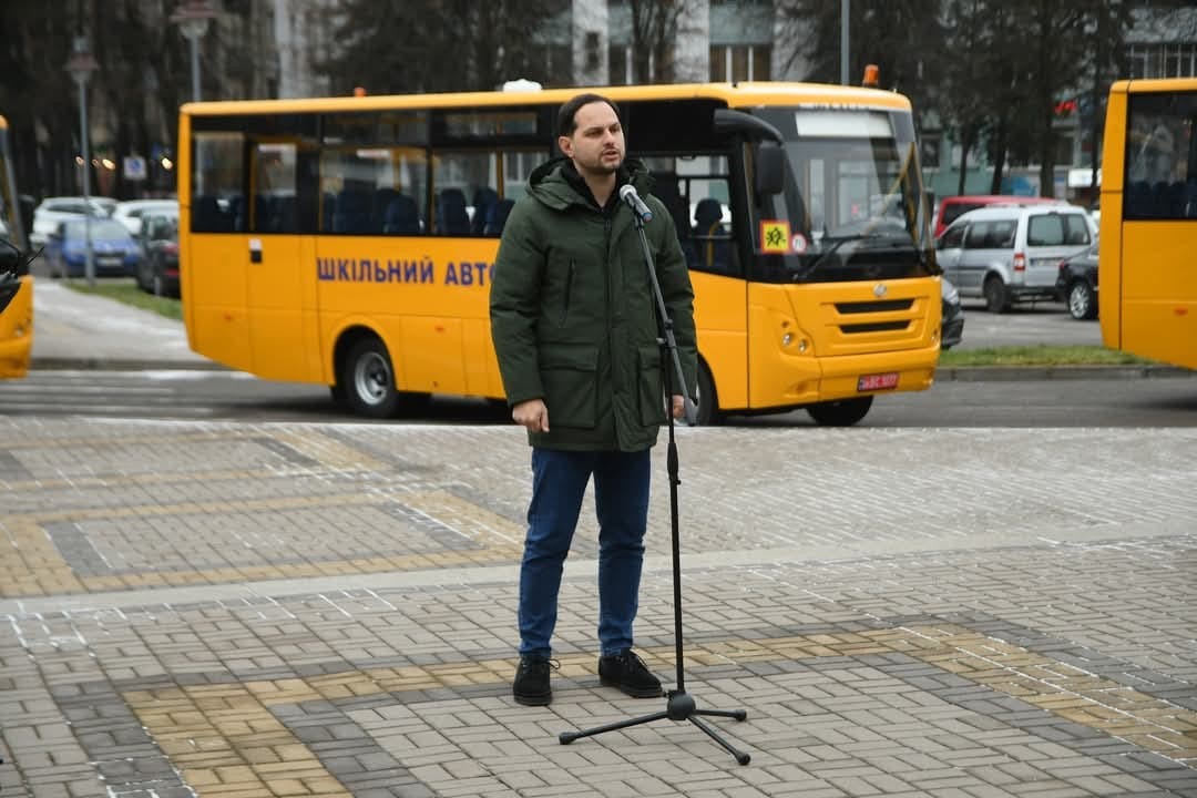 Ще 6 громад Рівненщини отримали шкільні автобуси