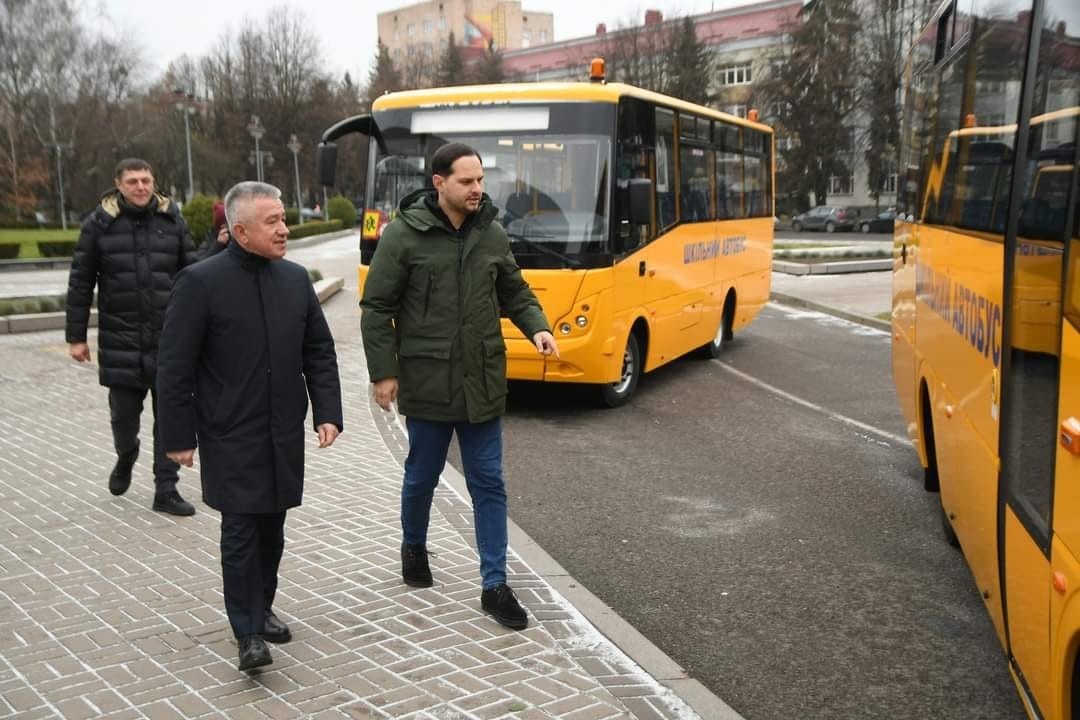 Ще 6 громад Рівненщини отримали шкільні автобуси
