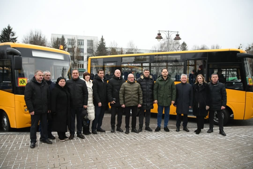 Ще 6 громад Рівненщини отримали шкільні автобуси