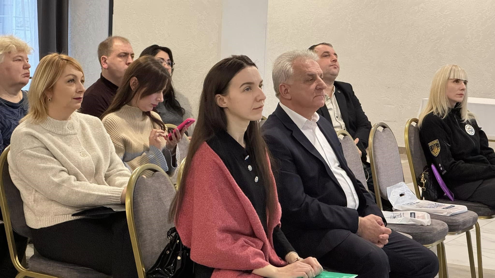 Учасники зістрічі з керівниками громад Рівненщини у межах діалогової платформи