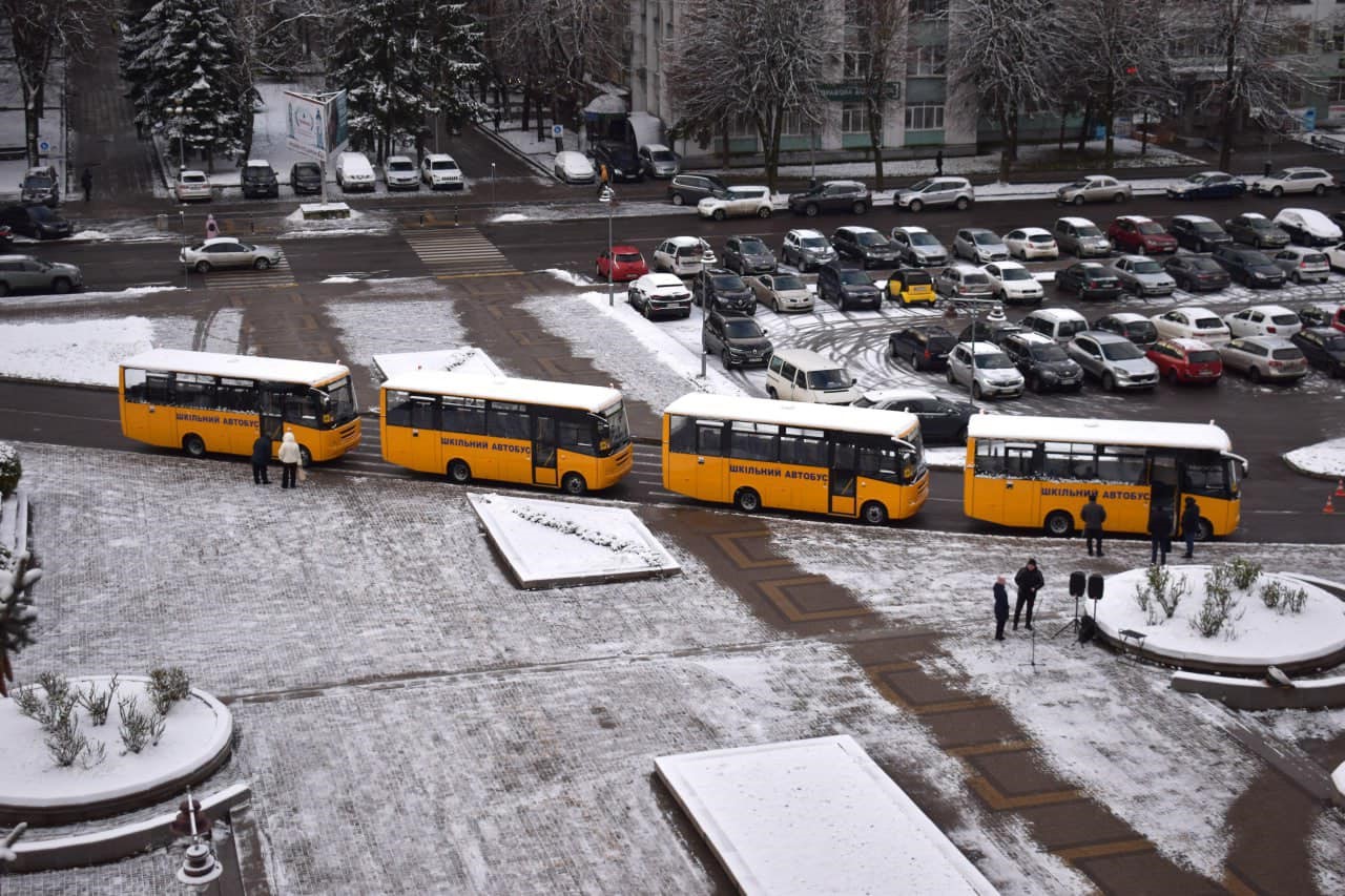 21 шкільний автобус придбали цьогоріч для громад Рівненщини