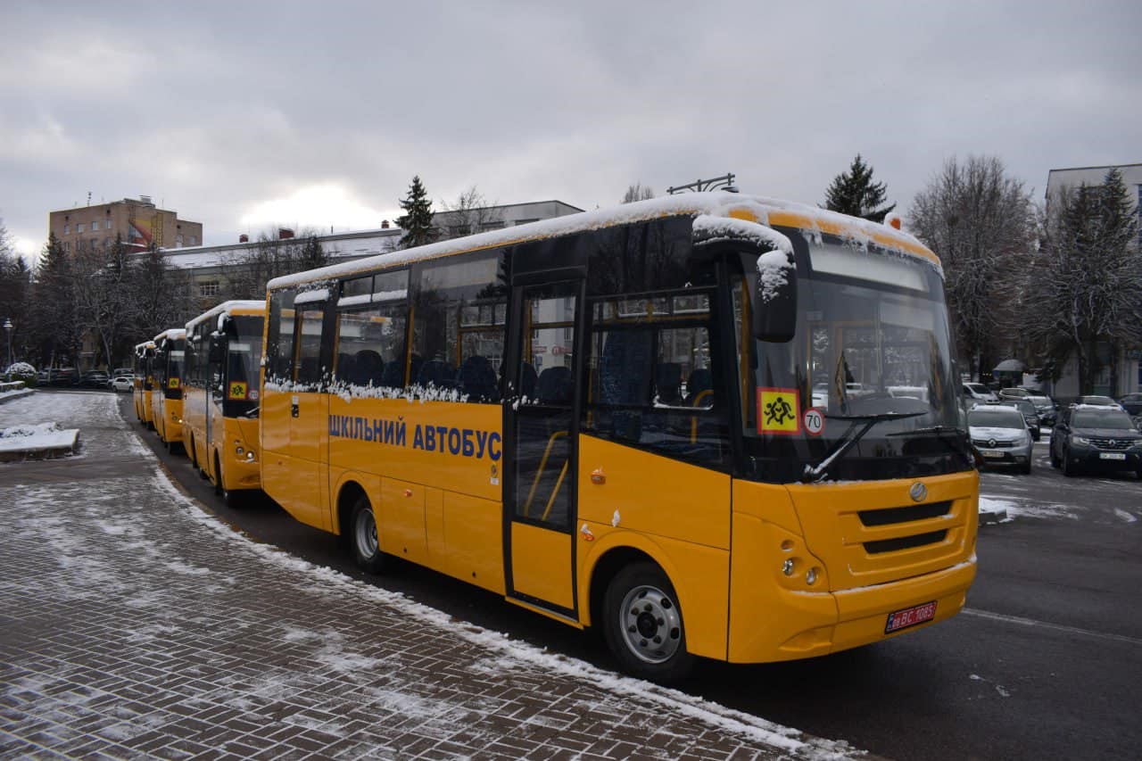 21 шкільний автобус придбали цьогоріч для громад Рівненщини