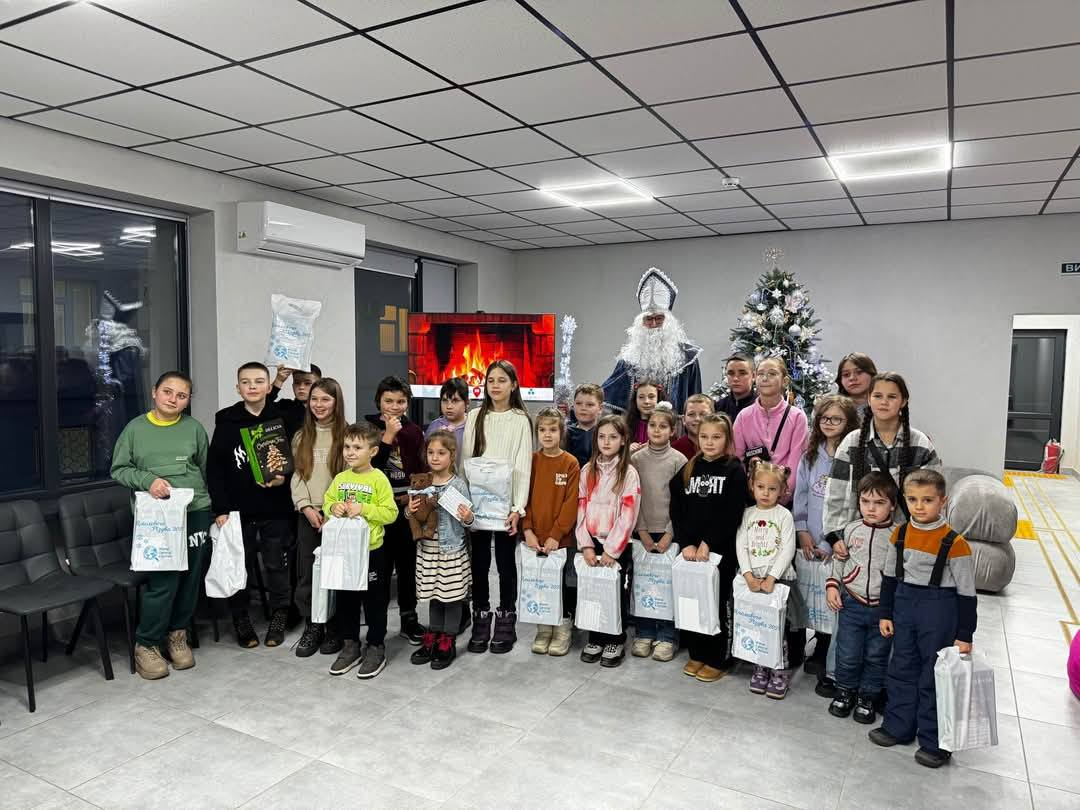 Діти отримали подарунки