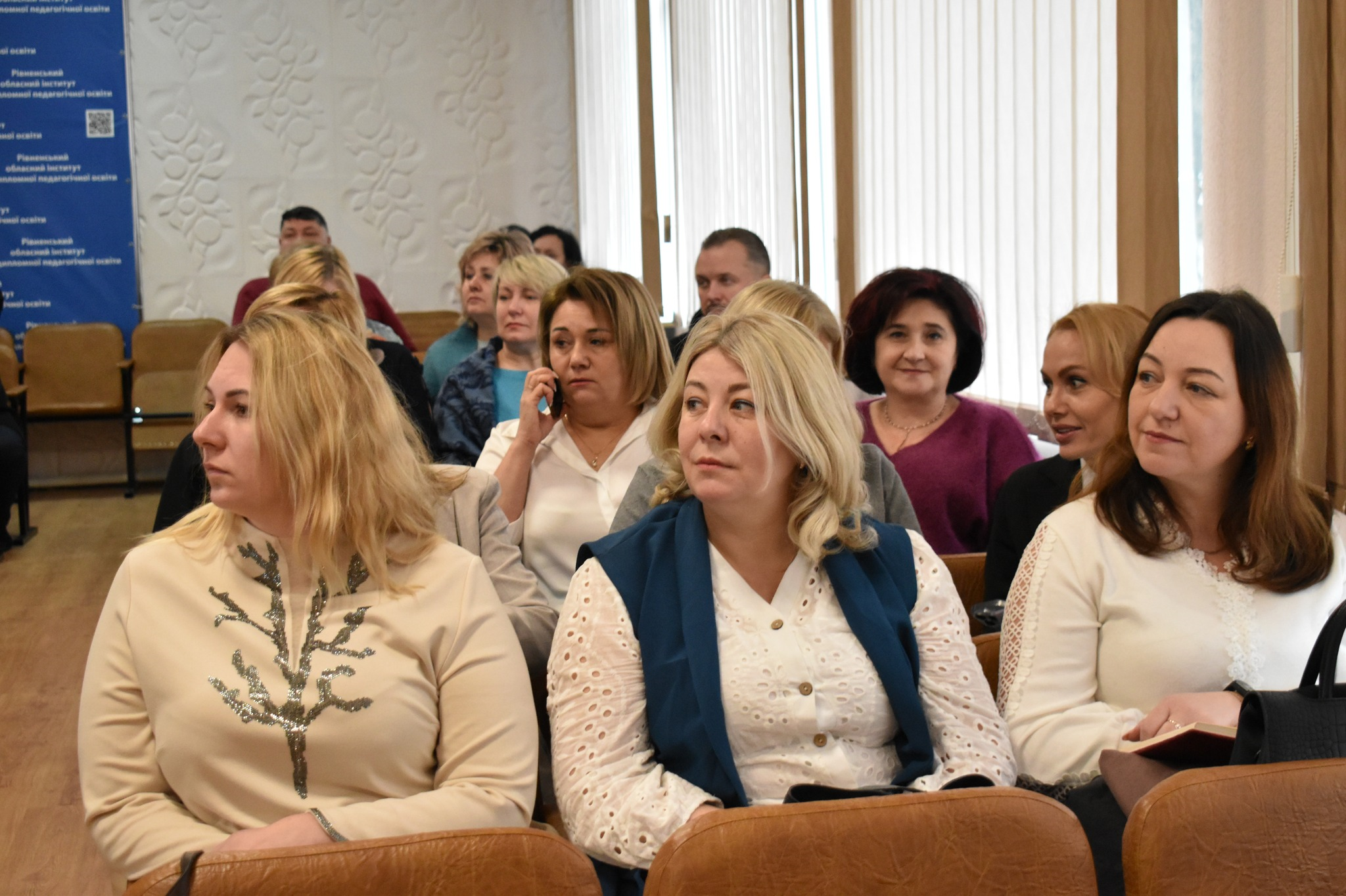 учасники освітянської наради