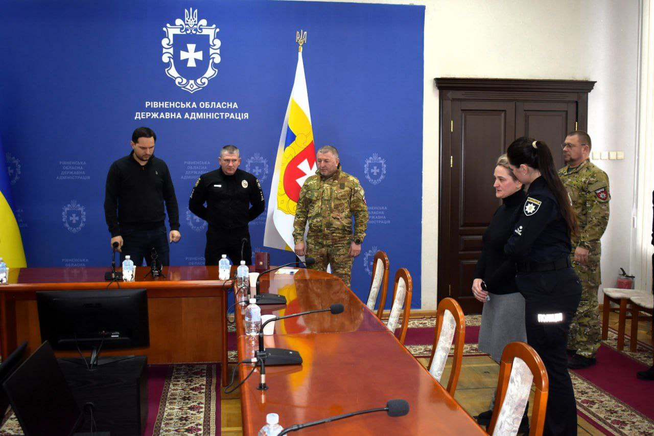 Присутні хвилиною мовчання вшановують пам'ять полеглого воїна Андрія Павлюка
