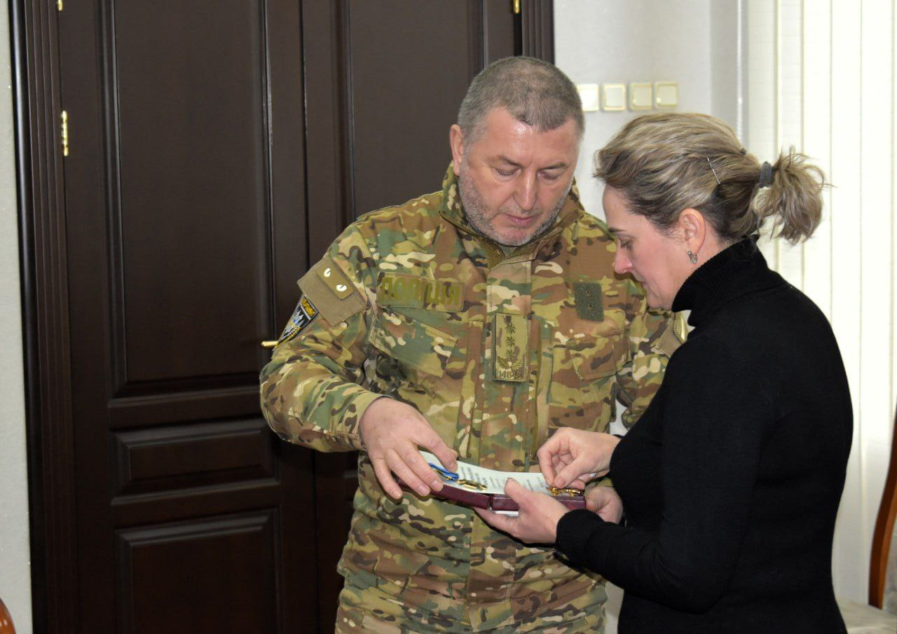 Матір загиблого воїна Андрія Павлюка отримує орден