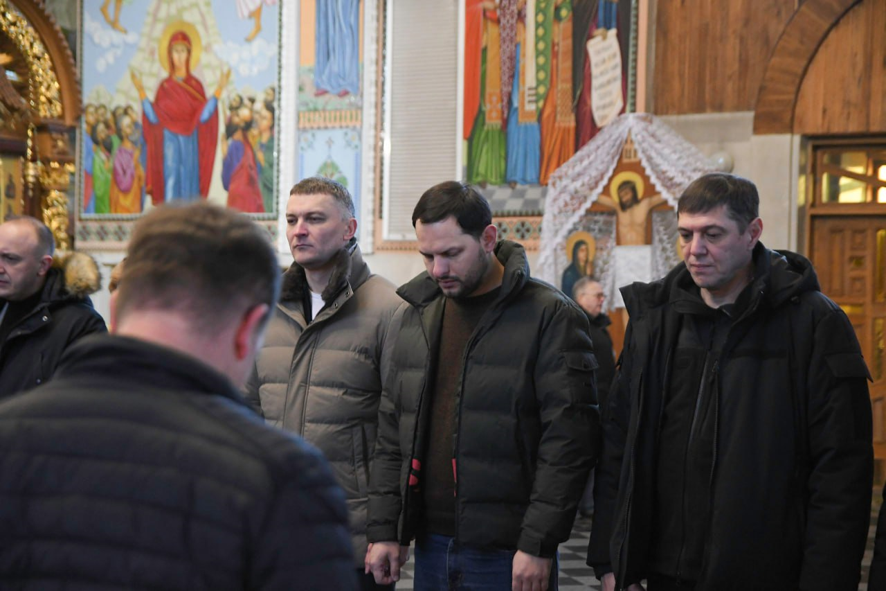 Начальник Рівненської ОВА Олександр Коваль та його заступники під час міжконфесійної молитви за Україну у Свято-Покровському кафедральному соборі