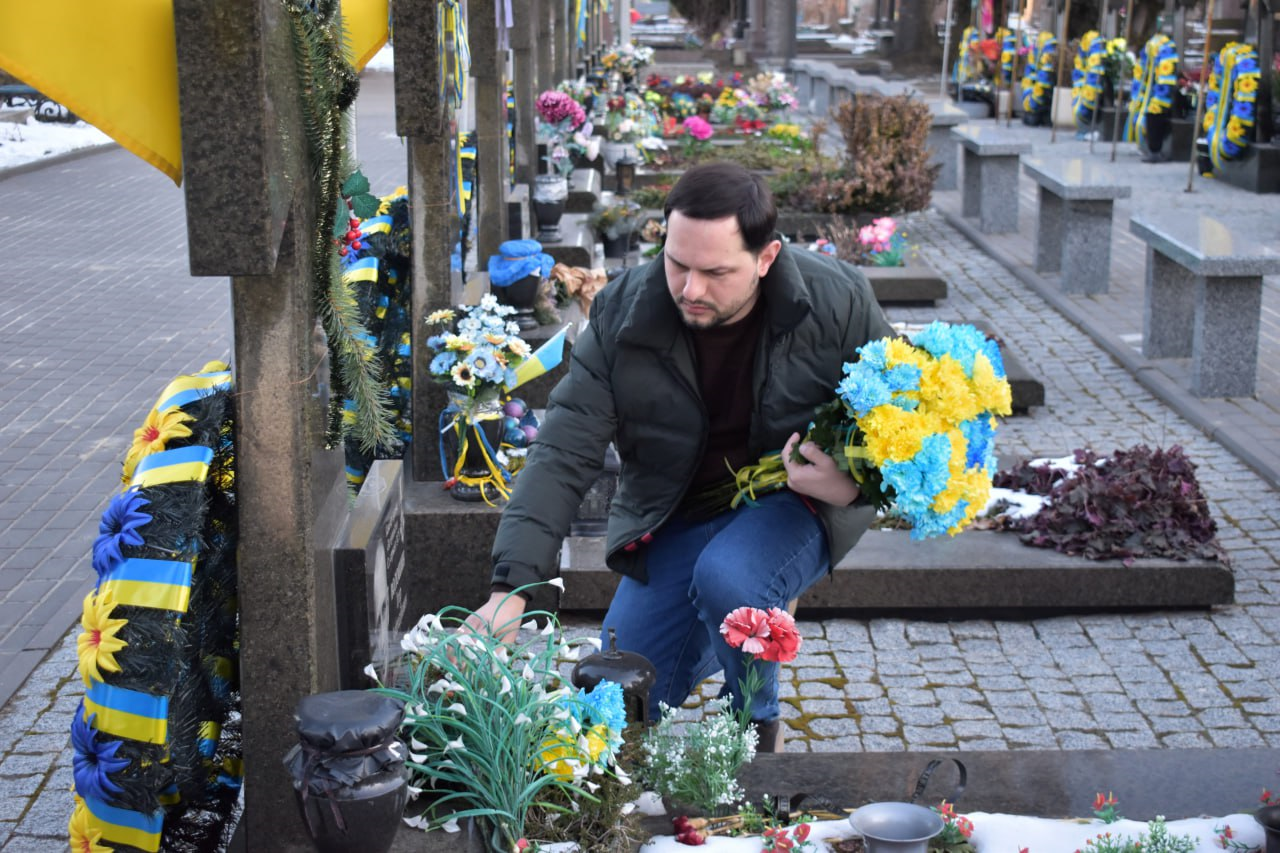 Начальник Рівненської ОВА Олександр Коваль покладає квіти до могил полеглих захисників