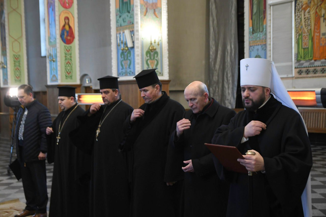 Представники духовенства у молитві