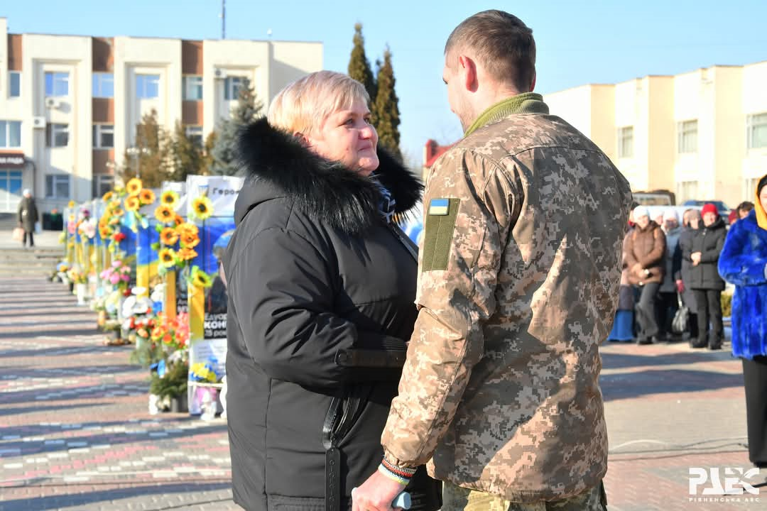 Начальник Вараської міської військової адміністрації Людмила Мариніна вручає нагороду воїну