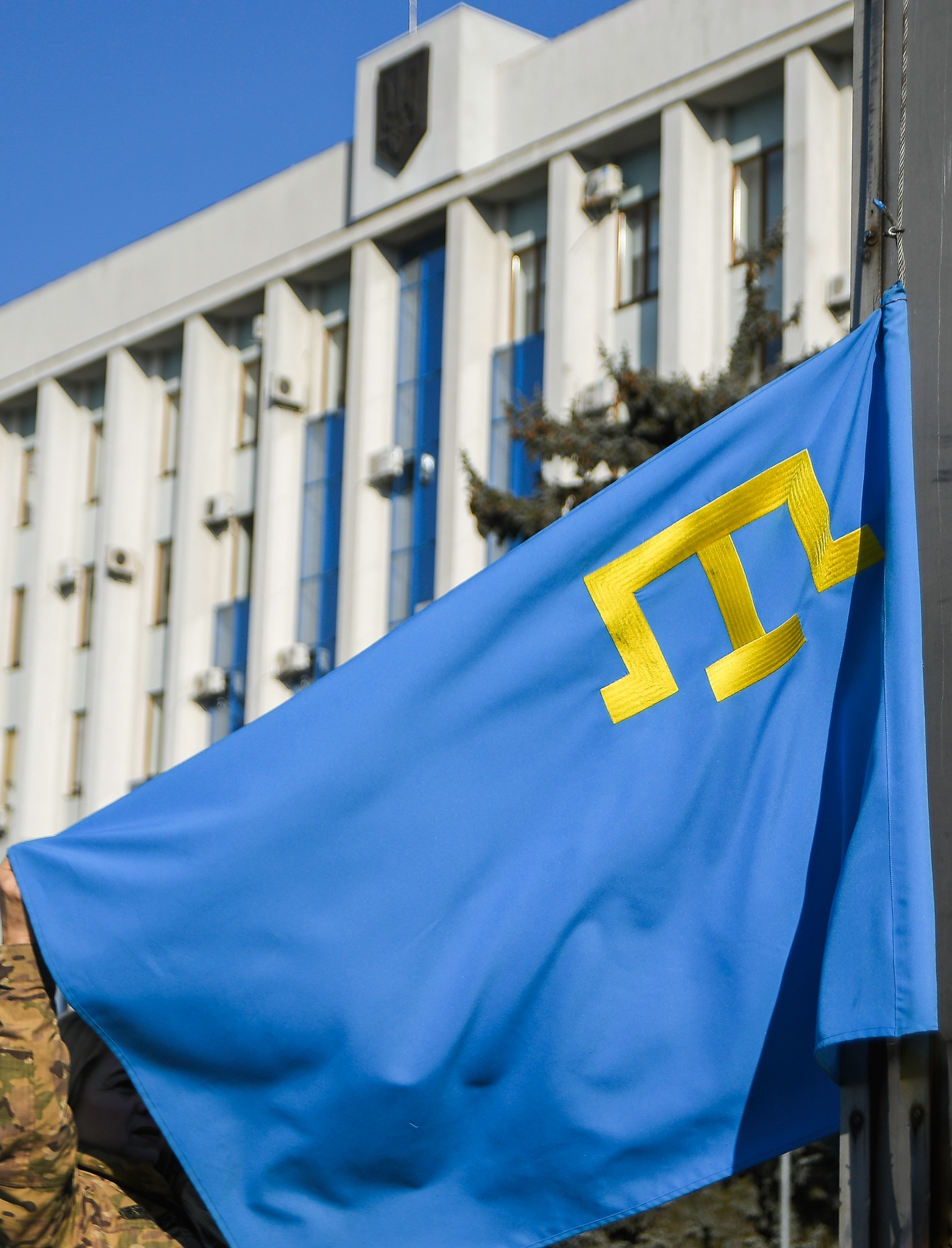 Кримськотатарський прапор на фоні будівлі Рівненської ОДА
