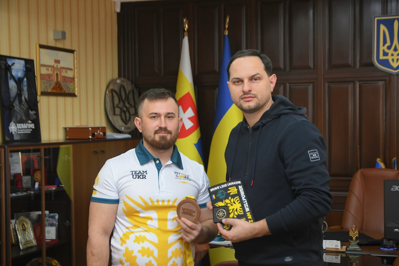 Начальник Рівненської ОВА Олександр Коваль та ветеран Павло Коритнюк