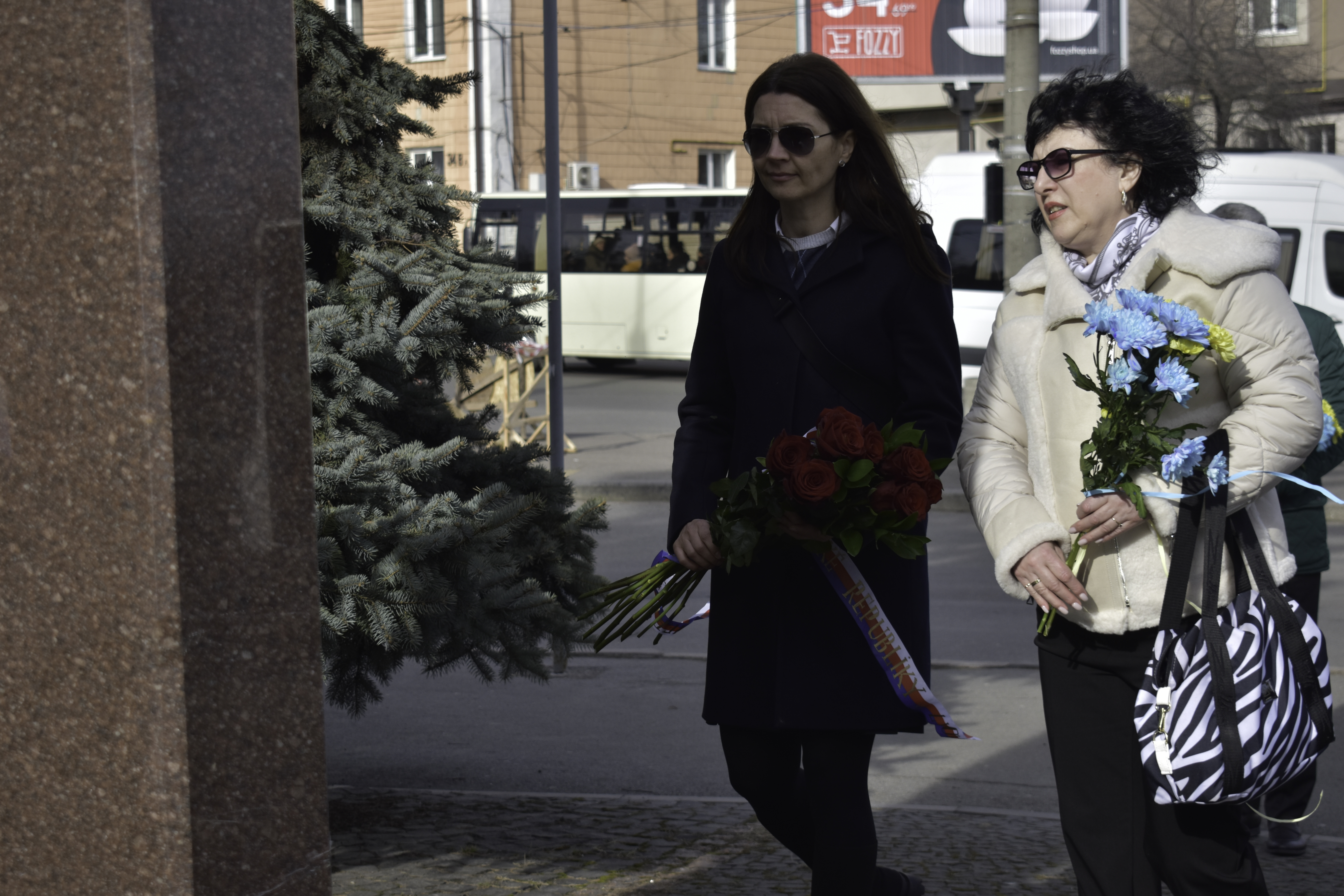 Консулка Чеської Республіки пані Петра Ксус та голова Рівненської спілки волинських чехів Тетяна Литвина покладають квіти до пам’ятного знаку Волинським чехам