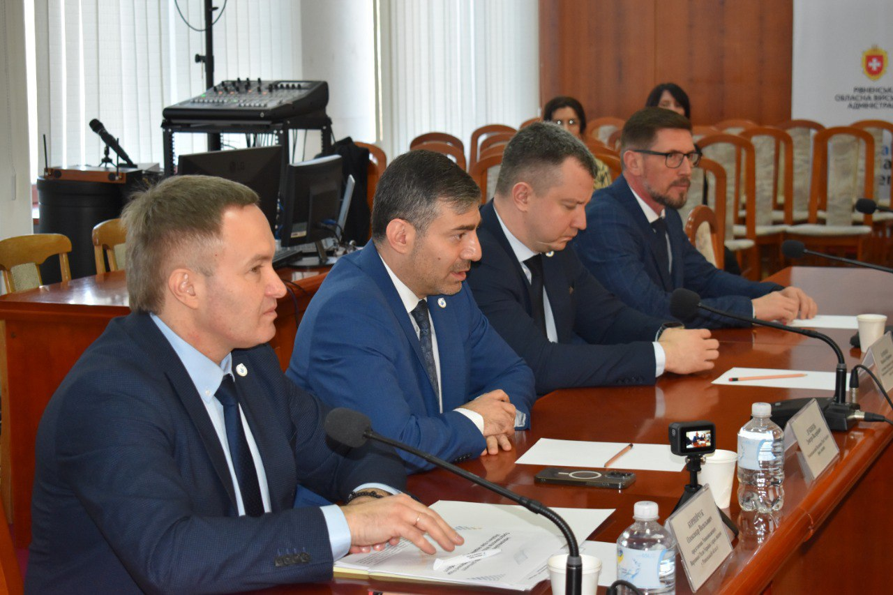 Уповноважений Верховної Ради України з прав людини Дмитро Лубінець та інші учасники зустрічі