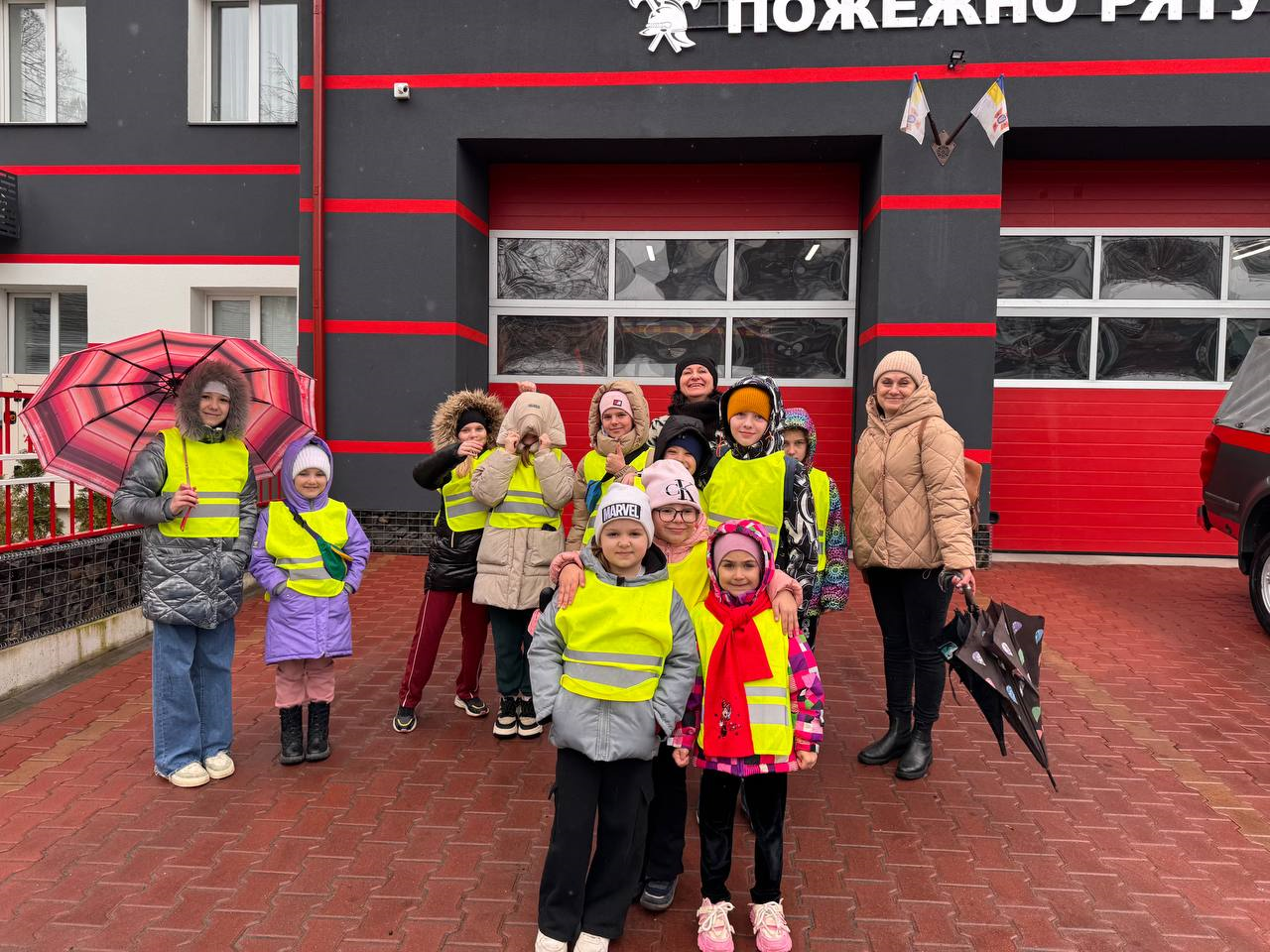 Діти та працівники Центру Життєстійкості біля пожежної частини №1 Головного управління ДСНС у Рівненській області.