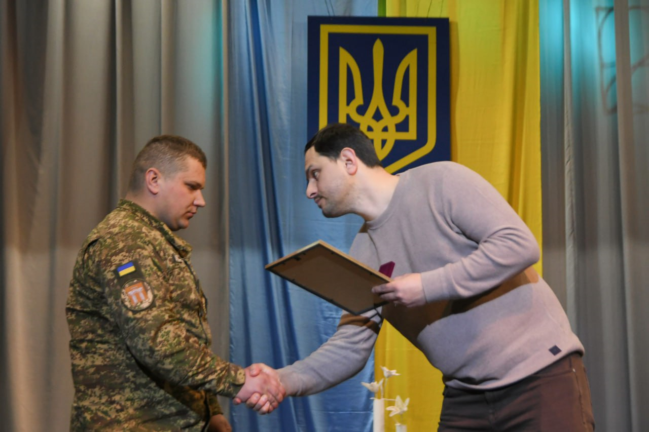 Начальник Рівненської Олександр Коваль вручає  нагороди нацгвардійцям
