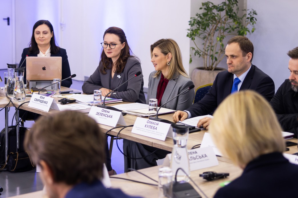 Перша леді України Олена Зеленська, Віце-прем’єр-міністр з відновлення – Міністр розвитку громад та територій України Олексій Кулеба та інші урядовці під час засідання Національної Ради безбарʼєрності