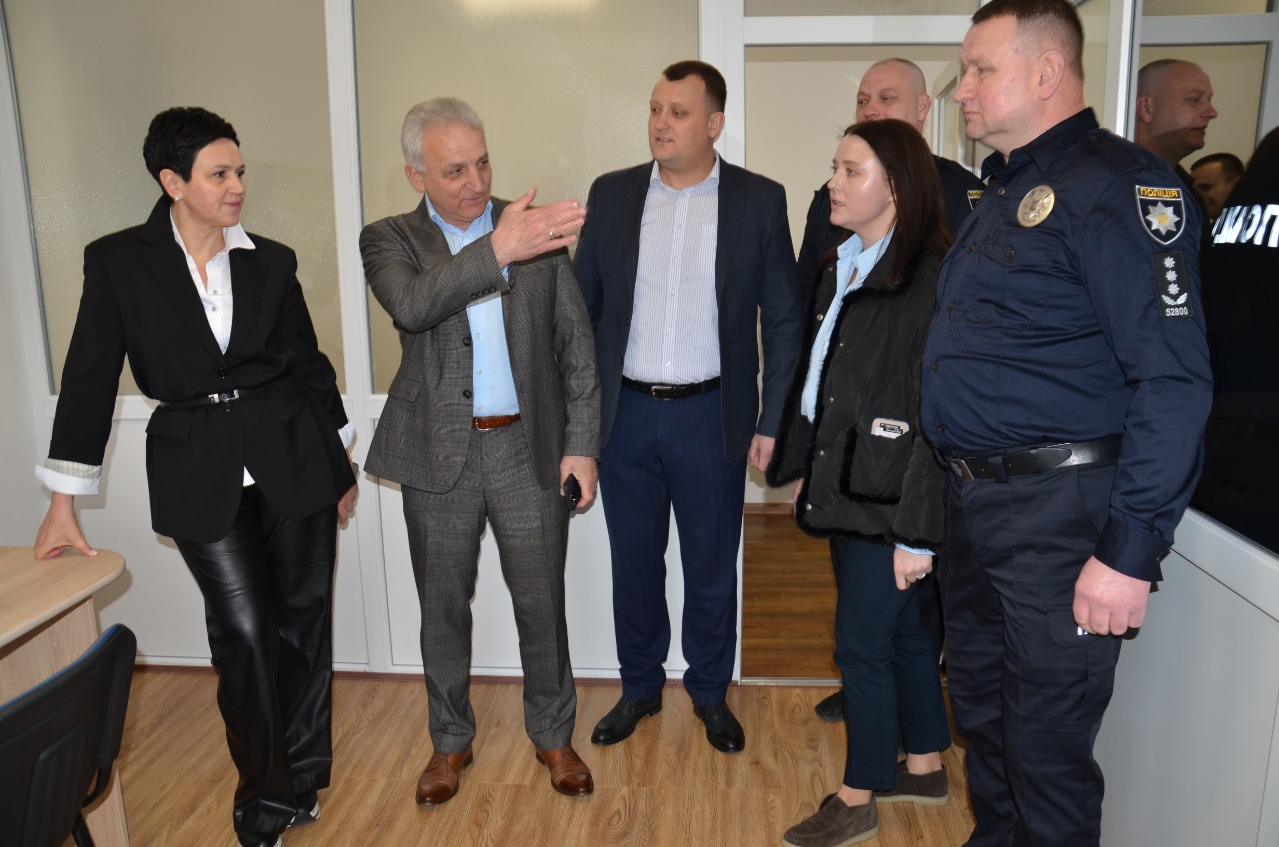 Заступниця голови Рівненської ОДА Людмила Шатковська, яка взяла участь у відкритті «зеленої кімнати» та інші учасники заходу