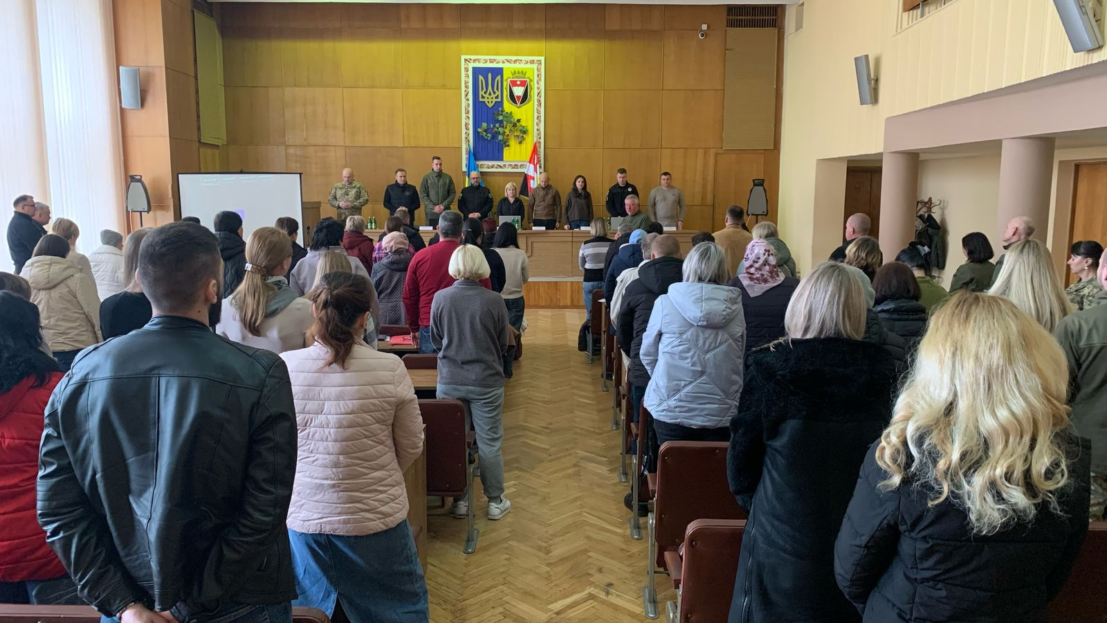 У приміщенні Рівненської РДА зустріч родин зниклих безвісти, загиблих та військовополонених захисників України із представниками органів державної влади, які займаються ветеранською політикою