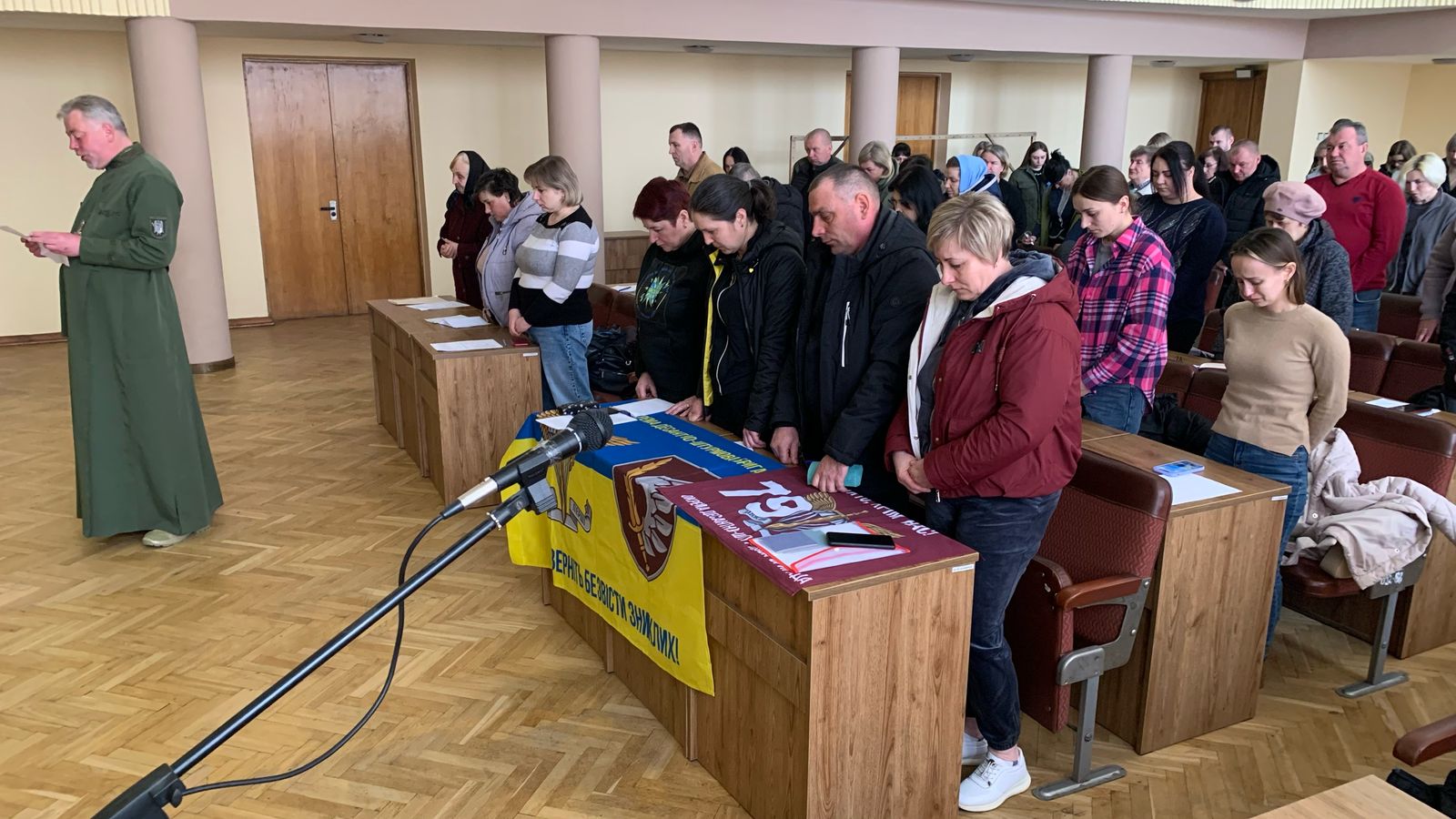 У приміщенні Рівненської РДА зустріч родин зниклих безвісти, загиблих та військовополонених захисників України із представниками органів державної влади, які займаються ветеранською політикою